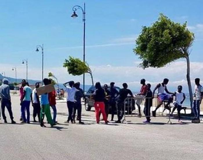 Un gruppo di migranti blocca strada a Vibo Valentia per protesta