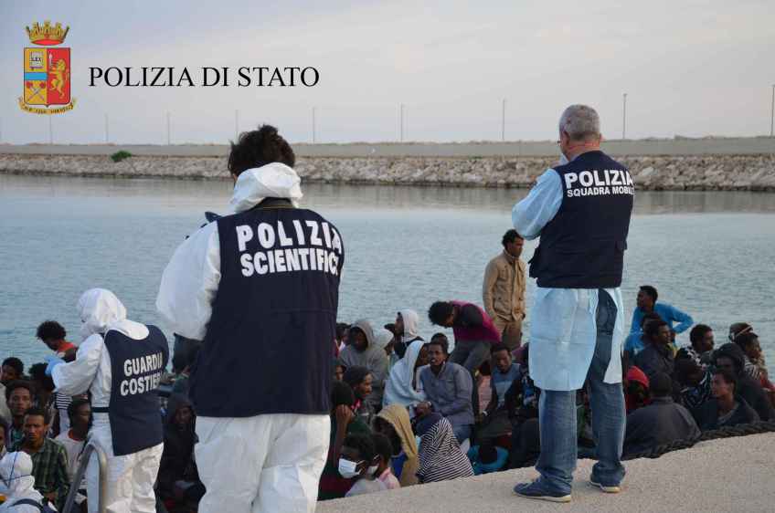 polizia migranti porto