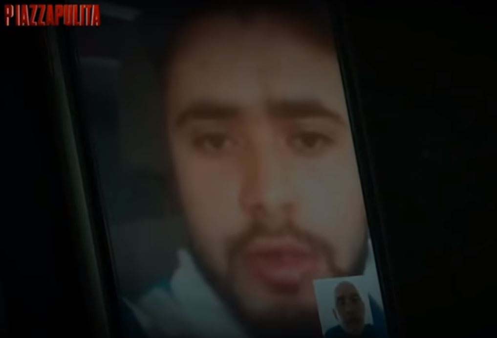 Il trafficante libico mentre parla col reporter di Piazza Pulita