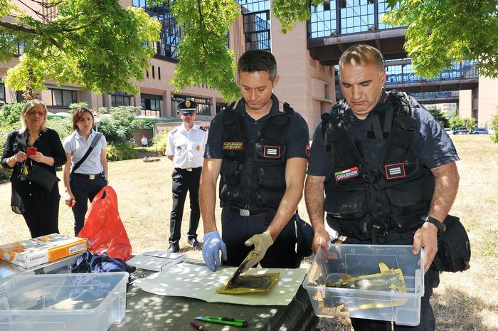 Artificieri dell'Arma eseguono i rilievi sulle buste con polvere sospetta recapitate ai magistrati di Torino 