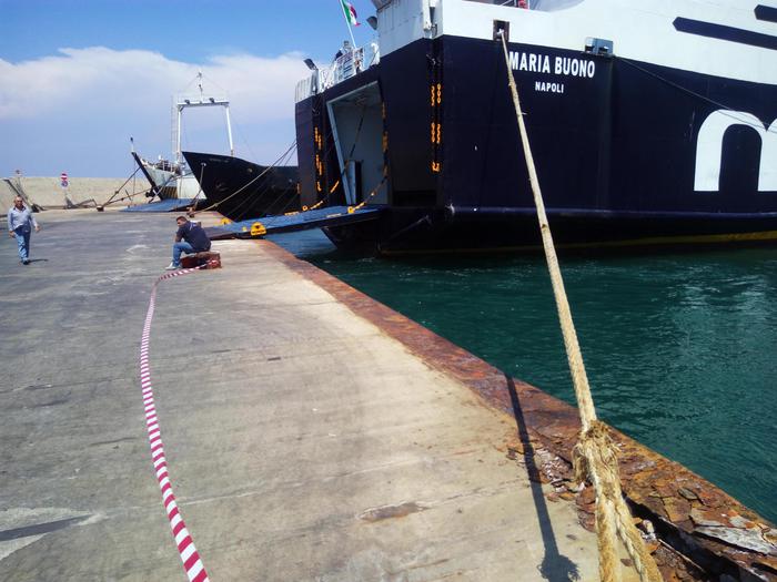 nave ischia conto banchina