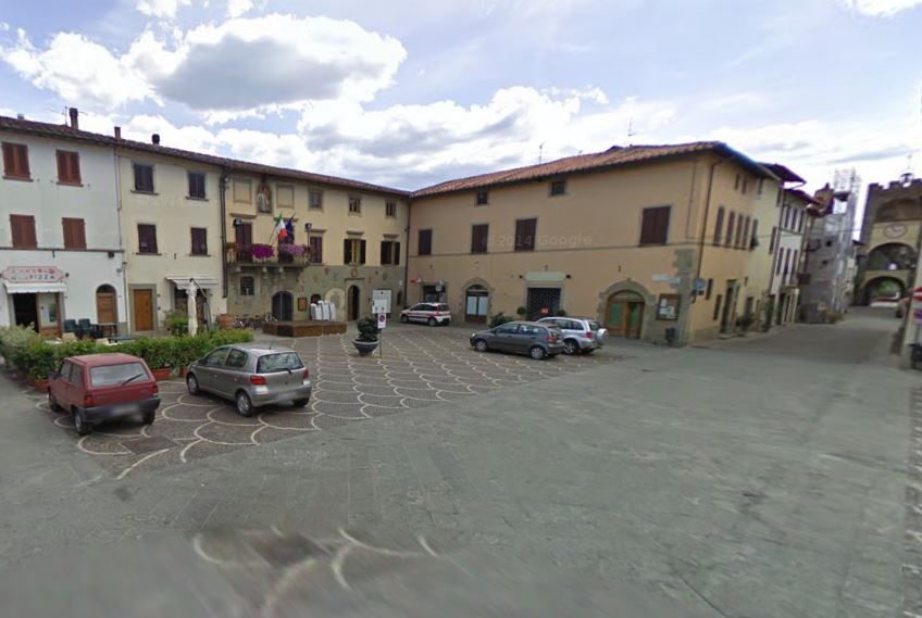 Piazza Castelfranco Piandiscò dove  Ilaria Naldini ha lasciato la figlia in auto