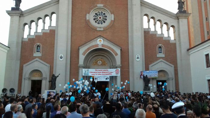 Folla davanti alla chiesa per i funerali di Francesco Prestia Lamberti