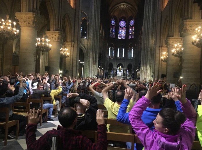 fedeli nella Cattedrale Notre Dame Parigi