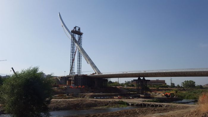 Installata a Cosenza l'antenna del Ponte Calatrava. 