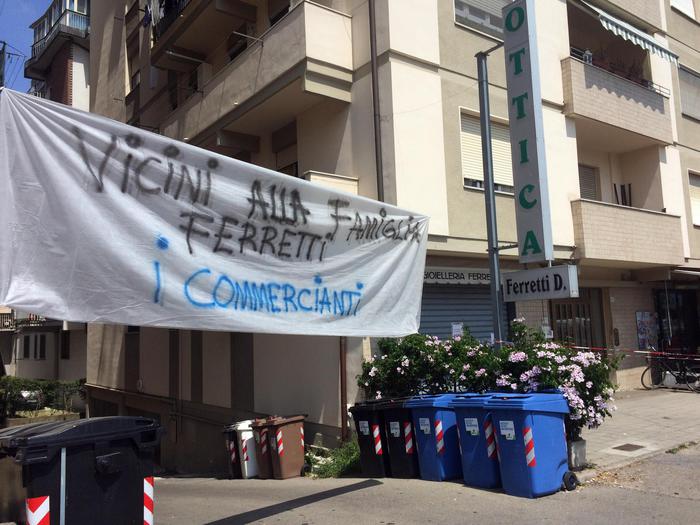 Lo striscione di solidarietà nei confronti del gioielliere Daniele Ferretti