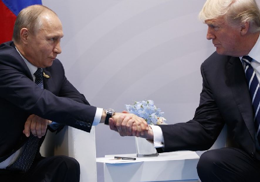 Prima stretta di mano tra Vladimir Putin e Donald Trump
