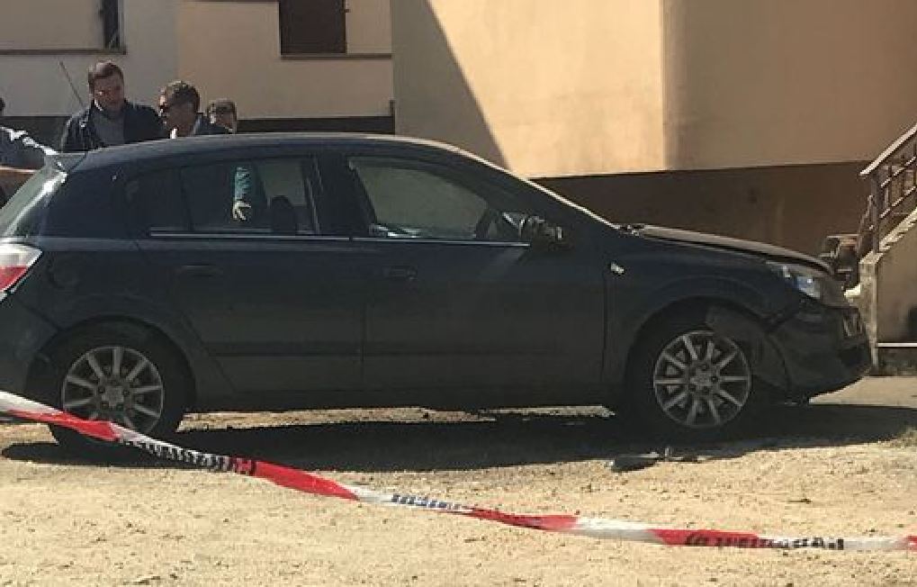 L'auto danneggiata dalla bomba Sorianello, grave Nicola Ciconte