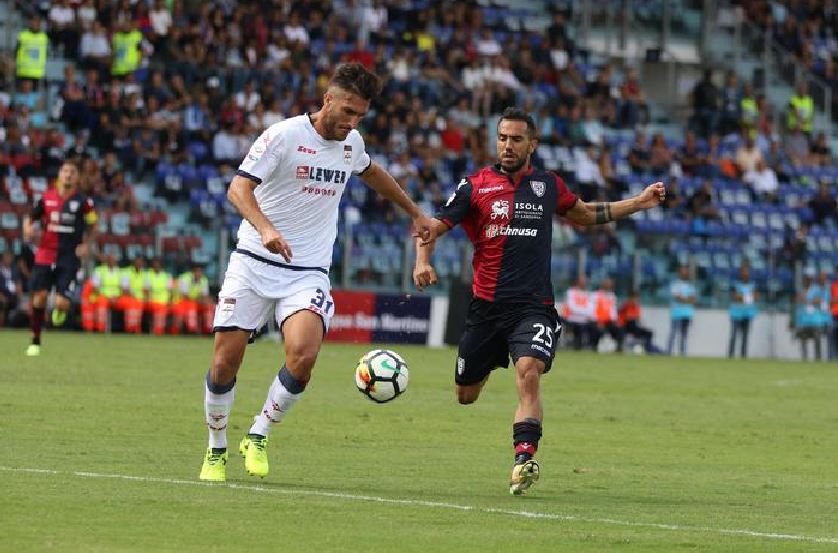 Mario Sampirisi (maglia bianca) in azione con l'autore del goal del Cagliari Marco Sau 