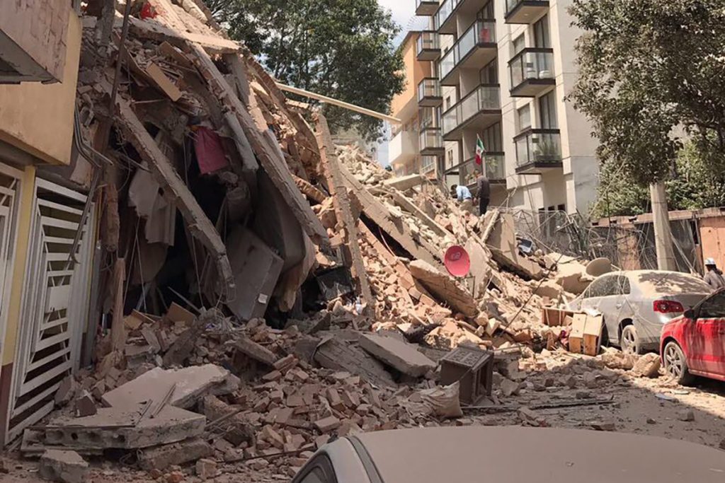 Un edificio crollato dopo il terremoto in Messico 
