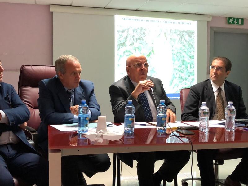 Il governatore Oliverio durante l'incontro sul nuovo ospedale di Cosenza