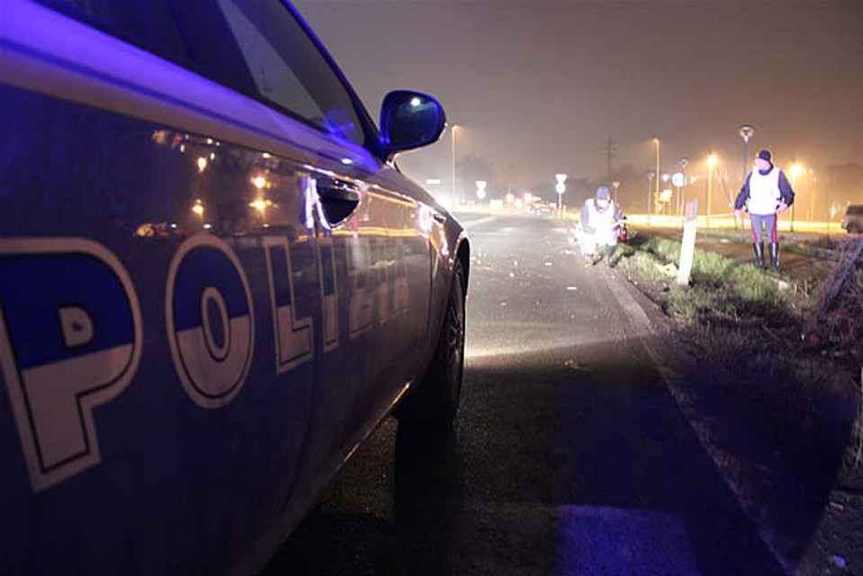 Polizia stradale in autostrada dopo incidente