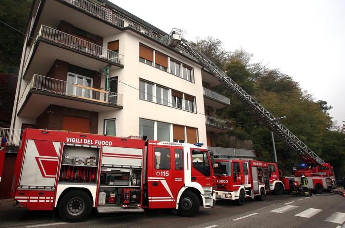 I vigili del fuoco al lavoro per spegnere il drammatico incendio a Como