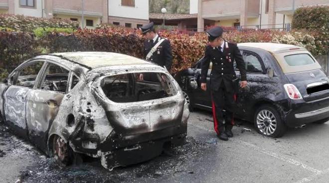Incendiata l'auto del parroco di Scandale, indagini 