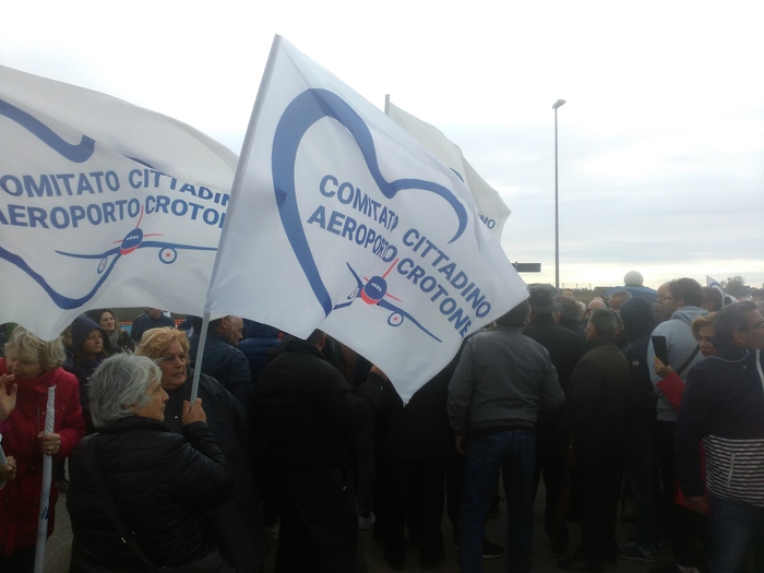 aeroporto di Crotone chiuso, manifestazione di protesta