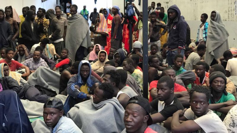 Migranti in uno dei centri di detenzione a Tripoli 