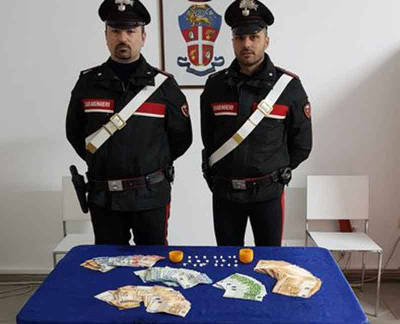 Trovato con 21 dosi di cocaina e 3.400 euro, arrestato