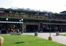 Aeroporto di Pisa, apre il portellone con l’aereo in decollo