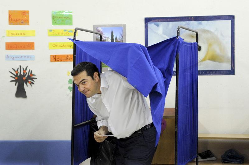Voto in Grecia, il premier Alexis Tsipras esce dalla cabina elettorale  
