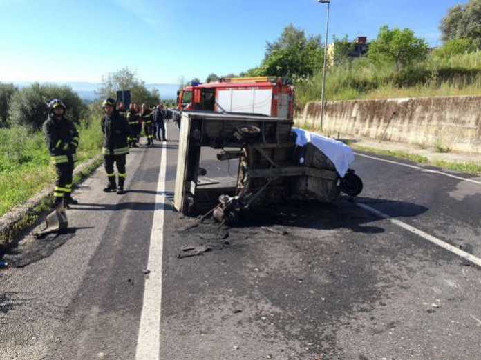 Frontale auto e motoape. Tragica morte di Antonino Vardaro