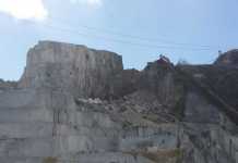 Dramma cava di Carrara. Apprensione per i due operai