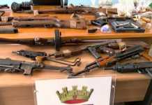 Momenti della conferenza stampa sull'arsenale di armi scoperto a Rende