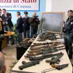 Momenti della conferenza stampa sull'arsenale di armi scoperto a Rende