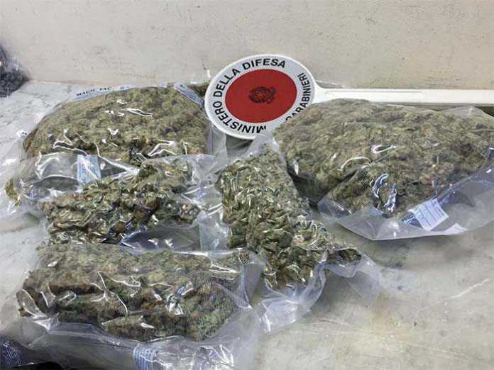Soverato, trovati un chilo e mezzo di marijuana. Due arresti