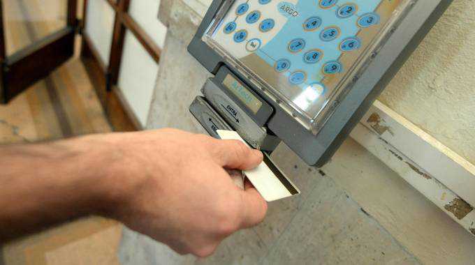 cartellino Timbrava e poi andava via. Arrestato medico dell'Asp di Catanzaro in servizio a Lamezia