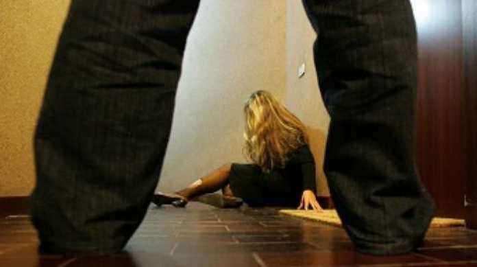 Roma, picchia compagna e figli e tenta di stangolare bimbo. Arrestato