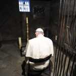 Papa Francesco a Auschwitz nella cella di San Maximiliano Kolbe