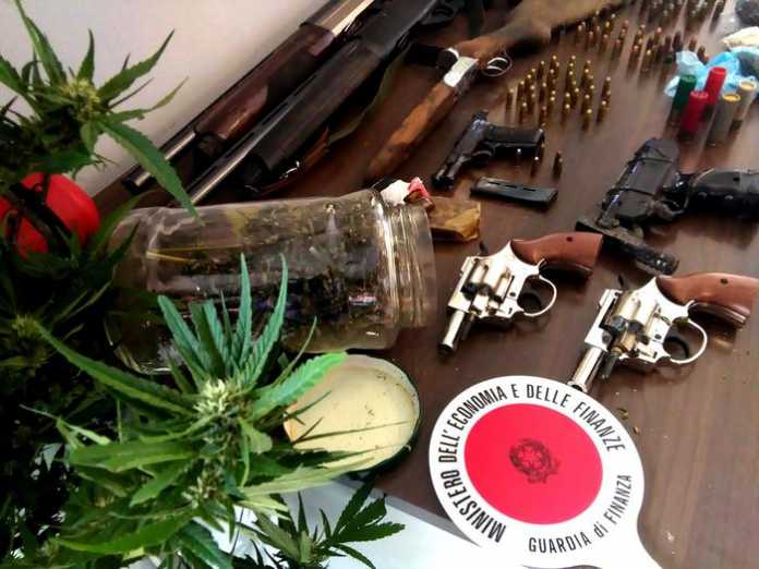 Armi: guardia finanza sequestra arsenale, 4 pistole, 3 fucili e due balestre Arsenale armi scoperto a Paola