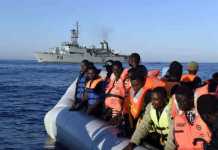 Al porto di Crotone nave con 705 migranti, ci sono 8 morti