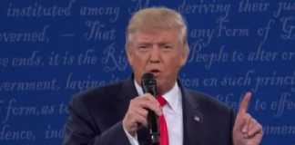 Donald Trump durante il secondo dibattito con Hillary Clinton