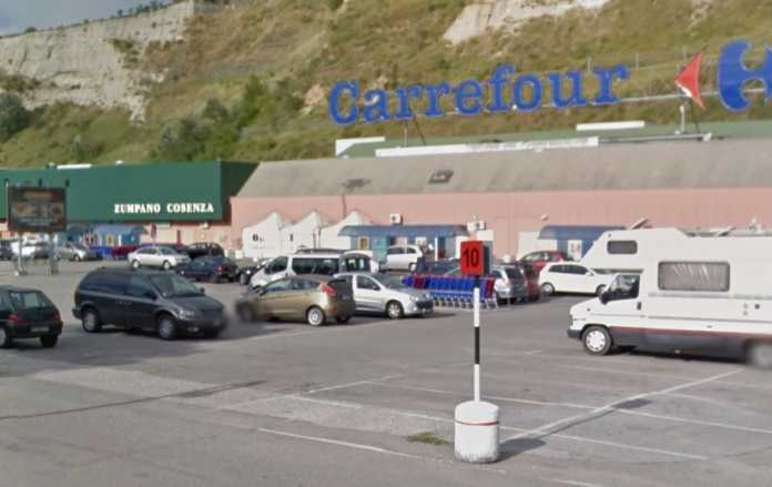 Vanno a fare la spesa e lasciano neonato in auto. Arrestati coniugi