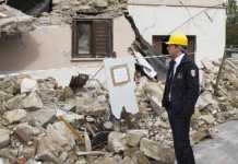 Il governo approva il decreto terremoto. 300 mln subito su 4,5 miliardi Matteo Renzi ad Accumoli dopo aver approvato il decreto terremoto