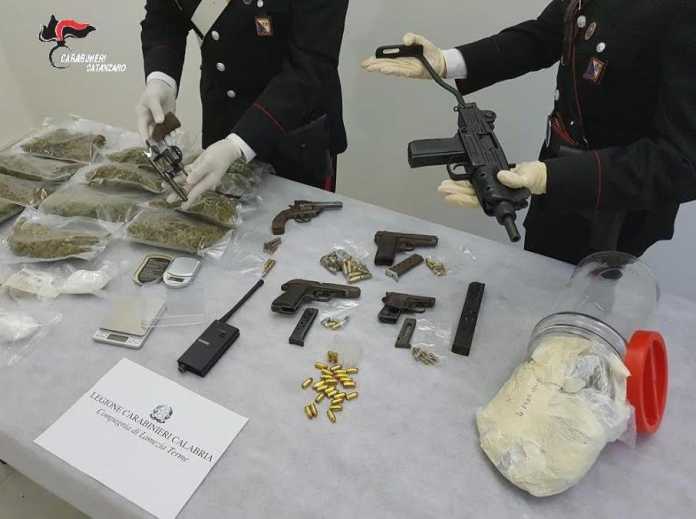 Militari di Lamezia con armi e droga sequestrate