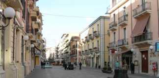 Rubano undici paia di scarpe griffate, arrestate due ladre a Cosenza Corso Mazzini a Cosenza