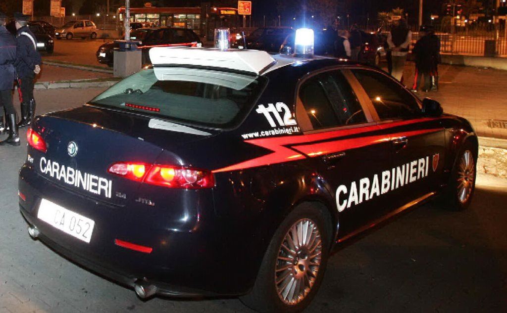 carabinieri in auto di notte
