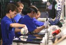 Governo presenta decreto su decontribuzione in regioni del Sud tecnici operai lavoro