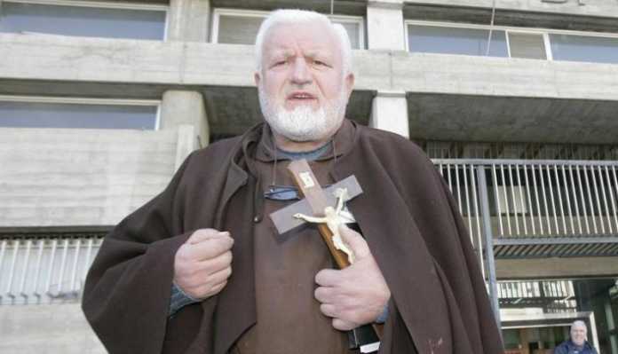 Padre Fedele Padre Fedele: "Sono innocente ma non posso dire messa