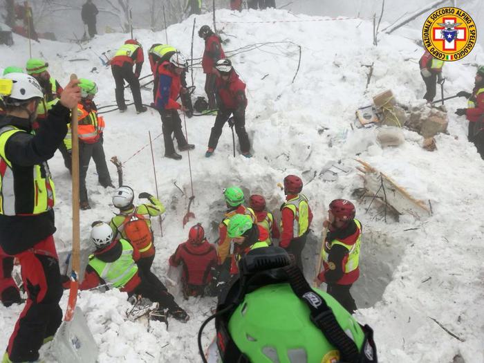 Uomini del Soccorso Alpino sul Rigopiano il 24 gennaio 2017