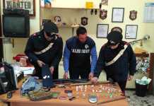 I carabinieri di Petilia con gli oggetti e la droga sequestrata