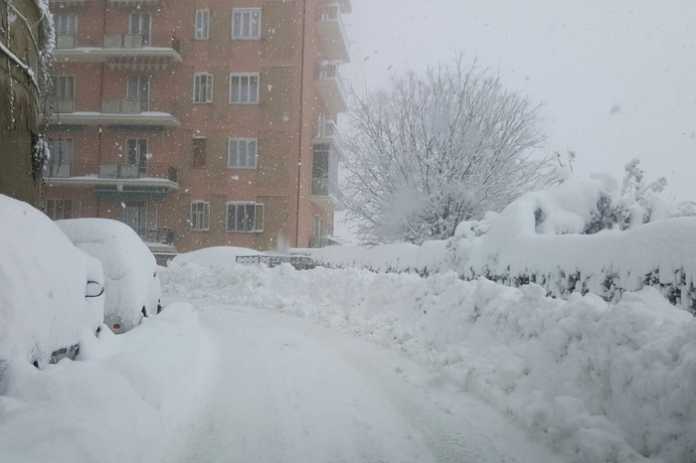 Maltempo: in Abruzzo senza luce un quarto della popolazione Arriva l'esercito in abruzzo . 300mila senza luce e 5mila senz'acqua