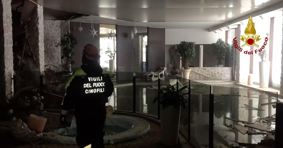 Un soccorritore dei vigili del fuoco all'interno dell'hotel Rigopiano
