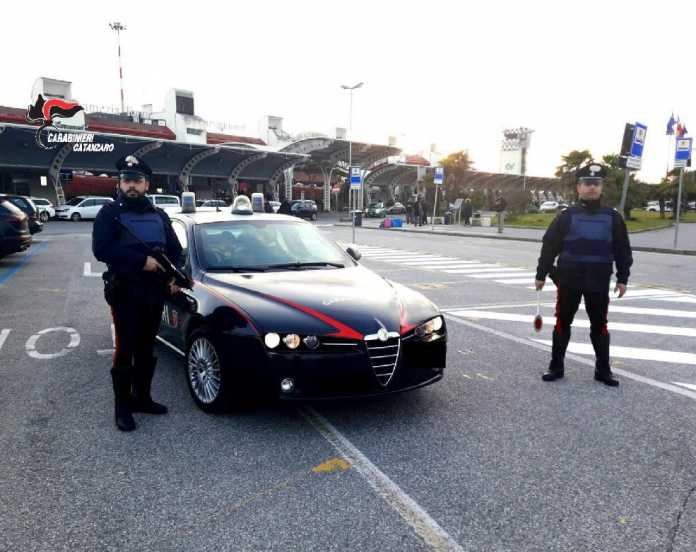 Rompe il finestrino di un'auto e ruba una borsa, arrestato dai carabinieri a Lamezia