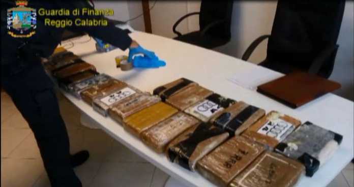 La droga sequestrata dalla Guardia di Finanza.