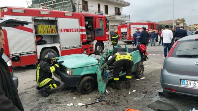 Una delle auto coinvolte nell'incidente stradale a Locri.
