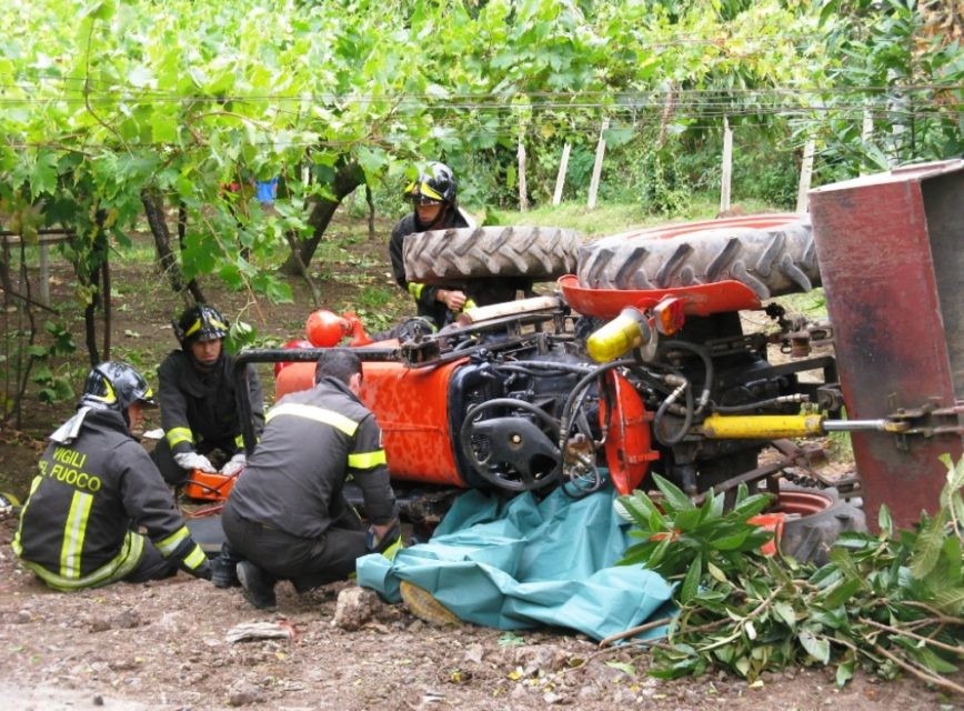 Agricoltore schiacciato trattore archivio