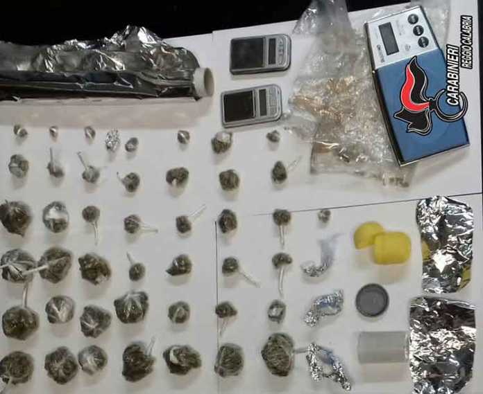 La droga e il materiale sequestrato a Marino La droga e il materiale sequestrato a Marino
